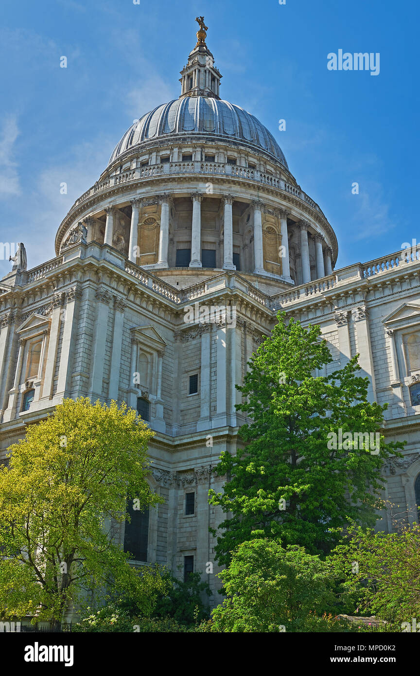 St Paul's Cathedral, London, ist Sir Christopher Wren's Meisterwerk der Architektur Gebäude, noch immer dominiert die Skyline von London Stockfoto