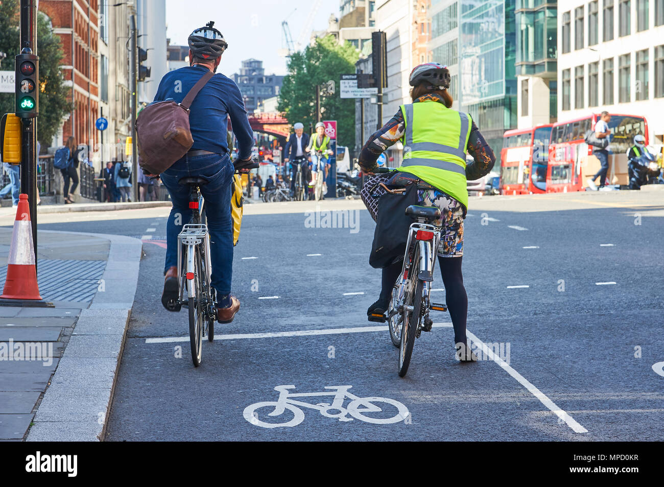 Pendler mit dem Fahrrad auf einer städtischen Straße zu arbeiten Stockfoto