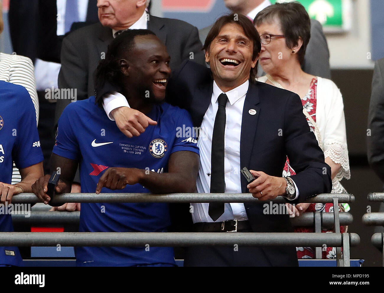 Chelsea manager Antonio Conte (rechts) feiert mit Victor Moses (links) Nach dem Gewinn der Emirate FA Cup Finale im Wembley Stadion, London Stockfoto