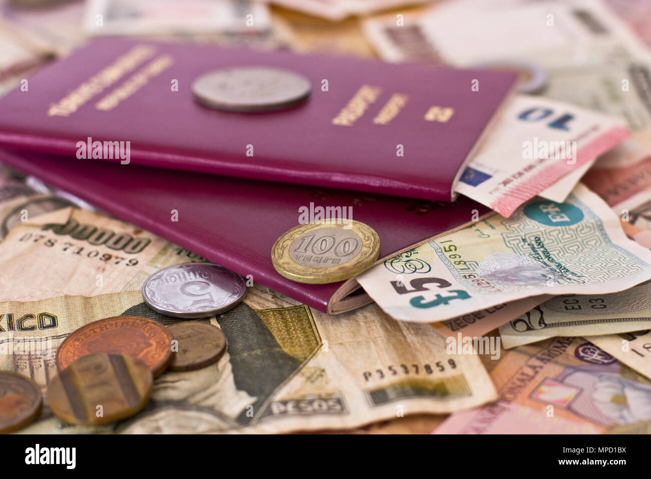 Ausländische Pässe und Geld von den Ländern Stockfoto