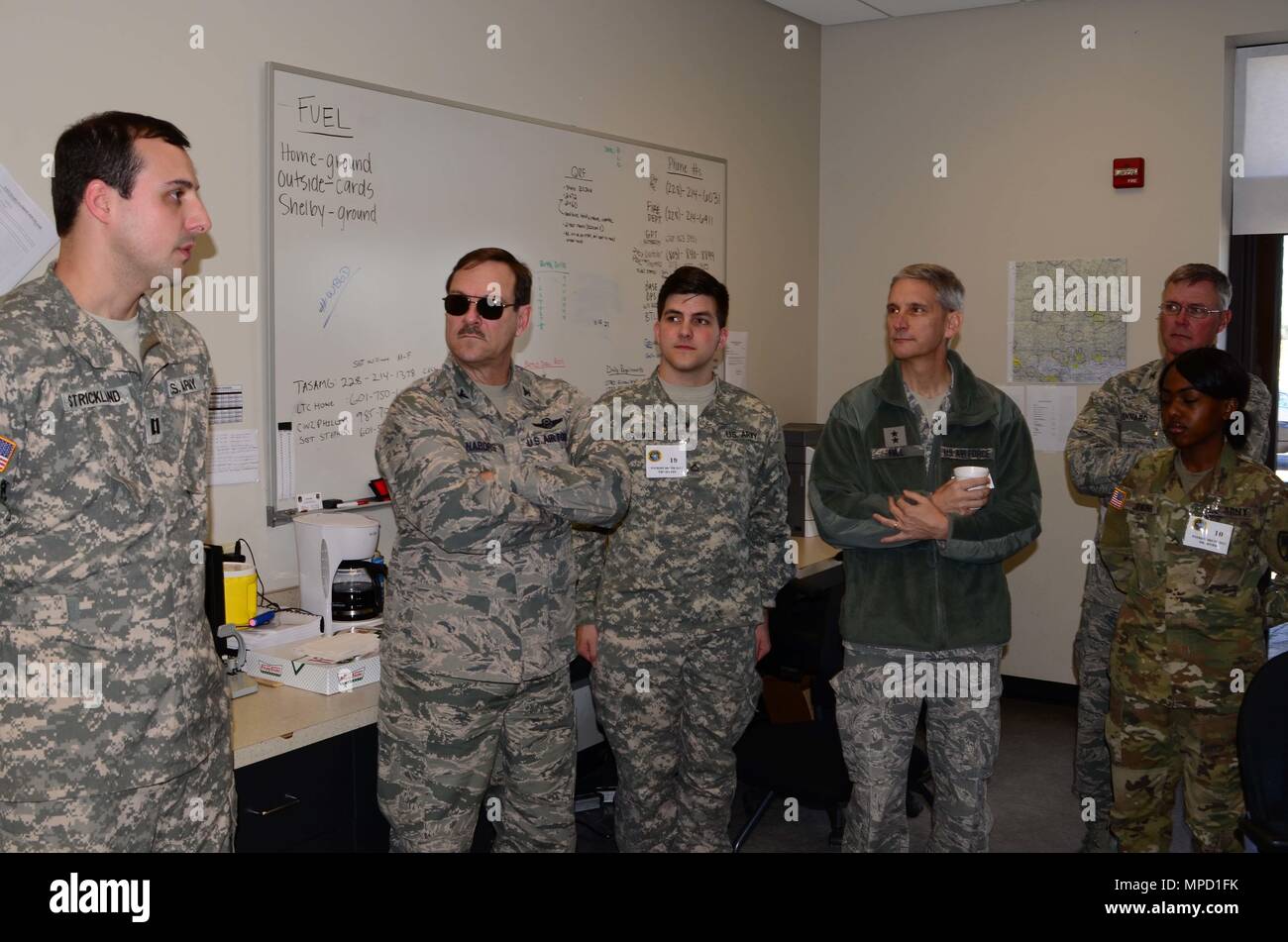 Captain John Strickland, Schlacht, Kapitän der Ausbildung Operation Center mit der 2 151-Zentrale in Greeniville, South Carlina Schriftsatz Major General William O. Hill dient als Hilfe Adjutant General für die Luft- und als Kommandant, California Air National Guard in der Ausbildung Operation Center am Gulport Combat Readiness Training Center, Gulport, Ms, Feb 1, 2017. PATRIOT South 2017 Teilnehmer werden Haus CRTC (Air National Guard Foto von MSgt. Marvin B. Moore/Freigegeben) Stockfoto
