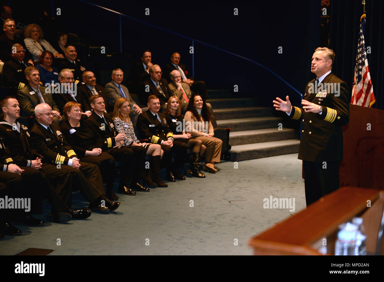 170201-N-FO 359-109 WASHINGTON, D.C. (Feb. 1, 2016) Leiter der Marineangehörigen Vice Adm. Robert Burke liefert Erläuterungen an der Navy Recruiting Befehl Werber des Jahres Preisverleihung auf der Navy Memorial in Washington, D.C. Marine-einziehende Befehl oben Navy Recruiter der 2016 während der Werber des Jahres Woche anerkannt. (U.S. Marine Foto von Mass Communication Specialist 1. Klasse Corey Grün/Freigegeben) Stockfoto