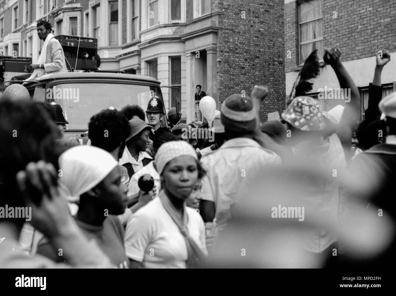 Das Notting Hill Karneval in den Straßen von West London 1976, der größten Straße Festival in Europa. Große Geschichte des Karnevals Bilder. Stockfoto