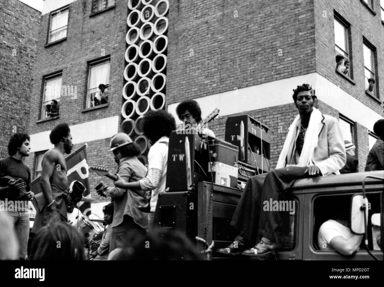 Das Notting Hill Karneval in den Straßen von West London 1976, der größten Straße Festival in Europa. In diesem Foto sind die eisernen Männer, die oft an J'ouvert spielen, ein großes Straßenfest in Trinidad. Große Geschichte des Karnevals Bilder. Stockfoto