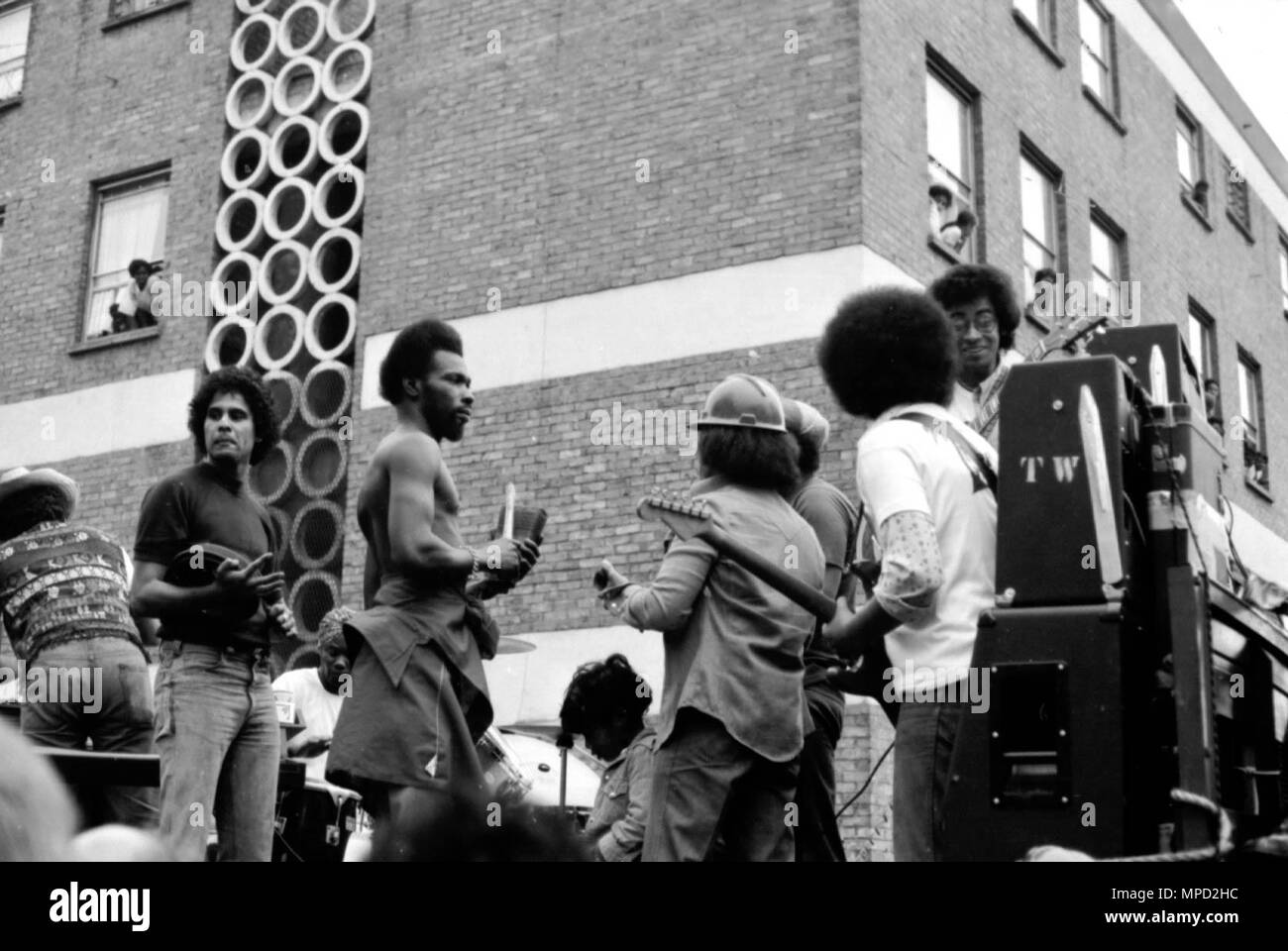 Das Notting Hill Karneval in den Straßen von West London 1976, der größten Straße Festival in Europa. In diesem Foto sind die eisernen Männer, die oft an J'ouvert spielen, ein großes Straßenfest in Trinidad. Große Geschichte des Karnevals Bilder. Stockfoto