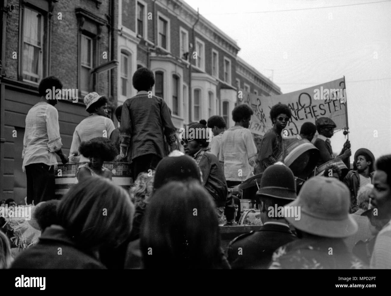 Das Notting Hill Karneval in den Straßen von West London 1976, der größten Straße Festival in Europa. Große Geschichte des Karnevals Bilder. Stockfoto