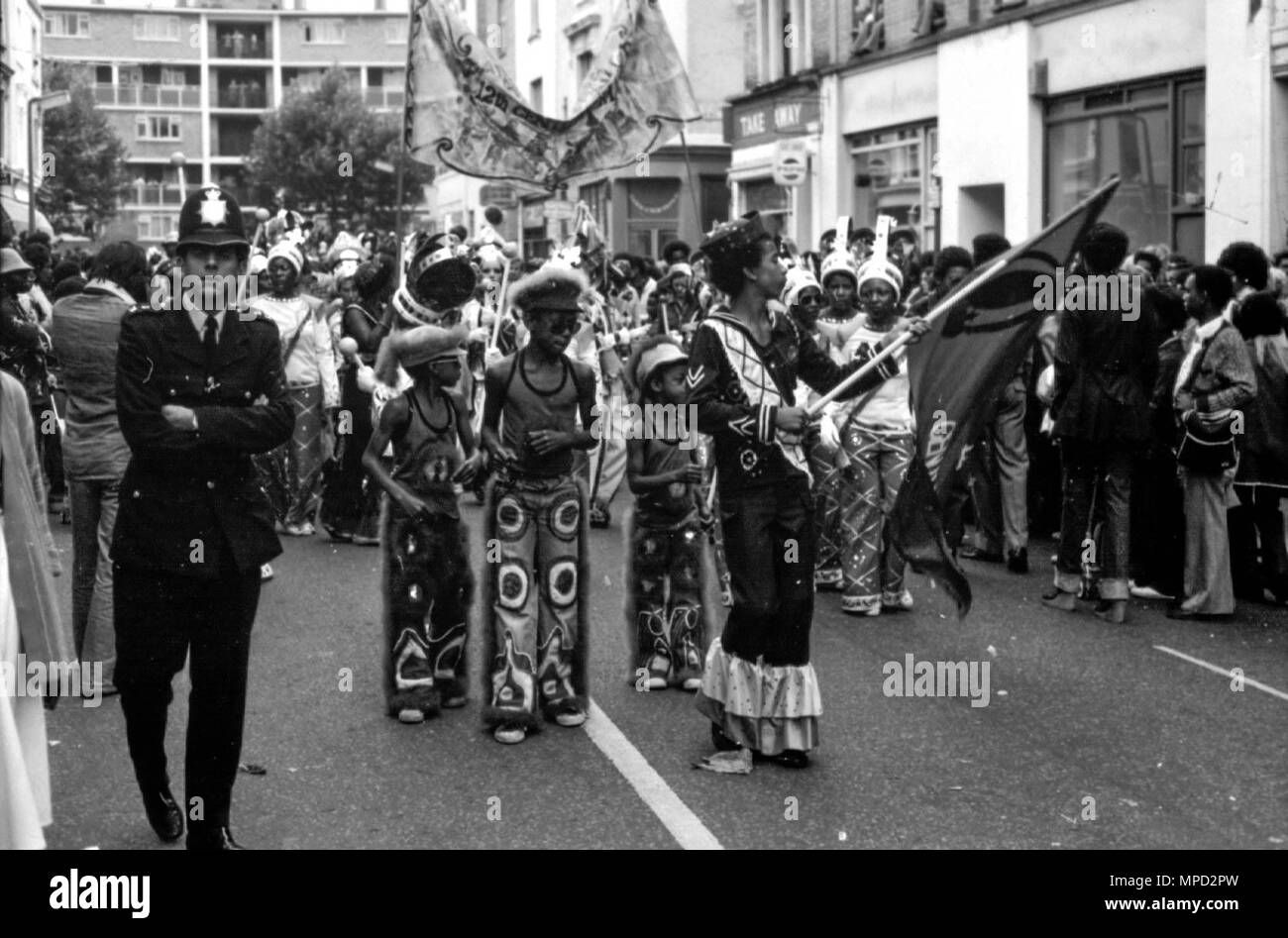 Das Notting Hill Karneval in den Straßen von West London 1976, der größten Straße Festival in Europa. Große Geschichte des Karnevals Bilder. Stockfoto