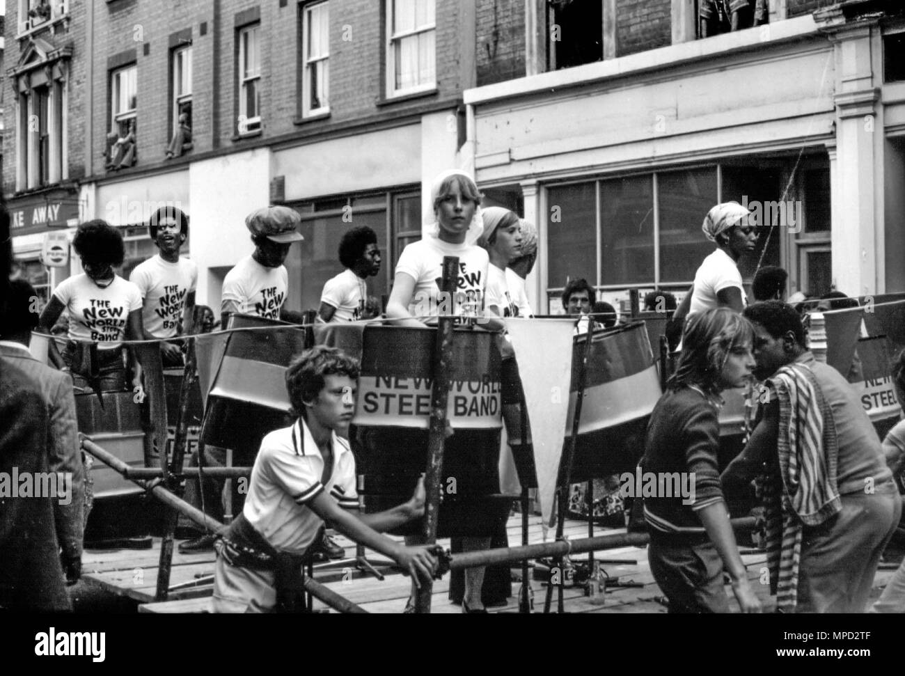 Das Notting Hill Karneval in den Straßen von West London 1976, der größten Straße Festival in Europa. Große Geschichte des Karnevals Bilder. Stockfoto