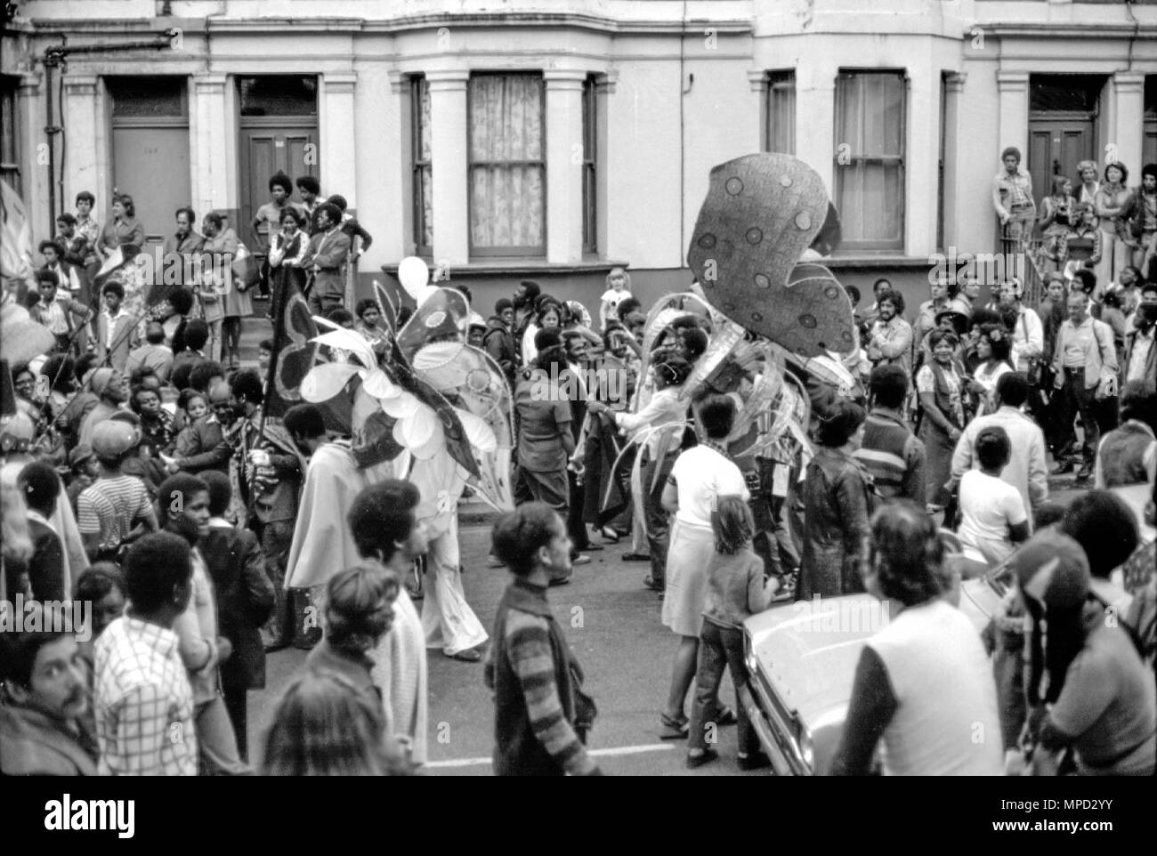 Das Notting Hill Karneval in den Straßen von West London 1976, der größten Straße Festival in Europa. Große Geschichte des Karnevals Bilder. Stockfoto
