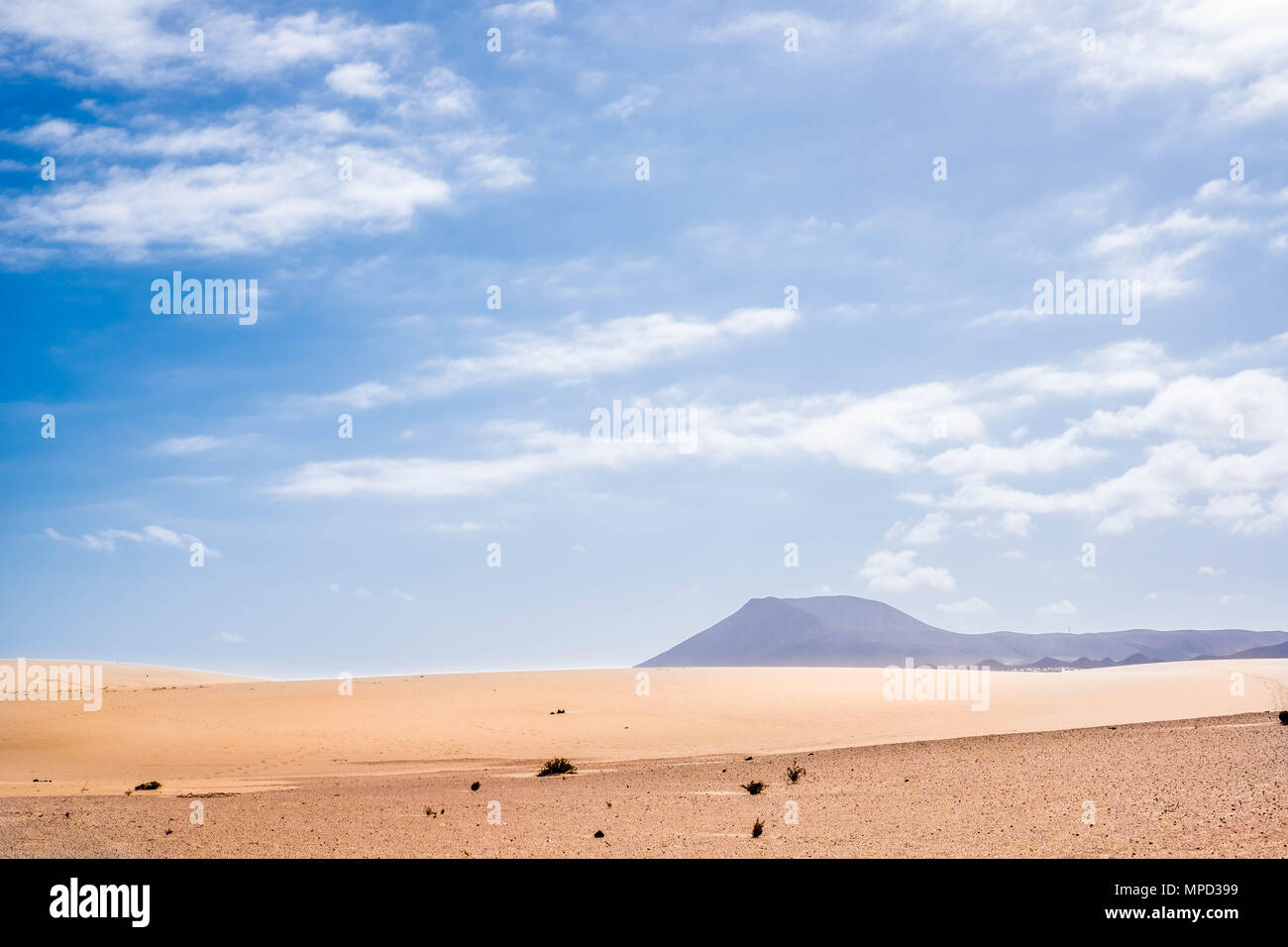 Wüstenhaft Ort für Klimawandel mit Bergen im Hintergrund. gelbe und blaue Farben, niemand hier. Dünen von Corralejo Fuerteventura Stockfoto