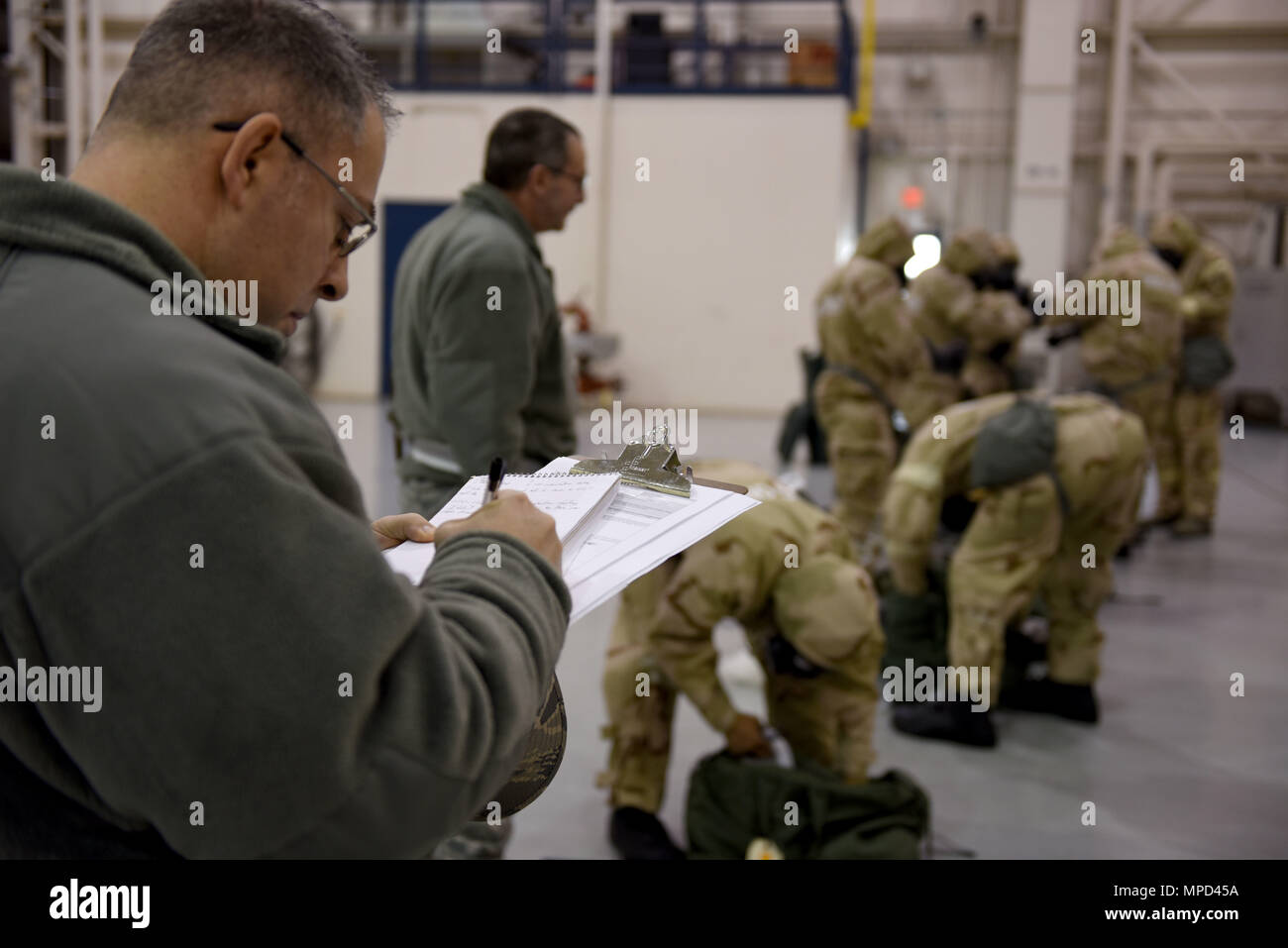 Us Air Force Master Mark Sgt. Peterson, 145 Communications Flug Leiter Qualitätssicherung, Dokumente Ausbildung als amtierender Flügel Inspektion Team Mitglied während einer Air Expeditionary Fähigkeiten Rodeo in einem Hangar auf der North Carolina Air National Guard Base, Charlotte Douglas International Airport, Feb 4, 2017 statt. Die 145 Emergency Management Team fast 100 Mitglieder der NCANG in der chemischen, biologischen, radiologischen und nuklearen Sprengstoff als Teil der Vorbereitung vor der Bereitstellung. (U.S. Air National Guard Foto von Personal. Sgt. Laura J. Montgomery) Stockfoto