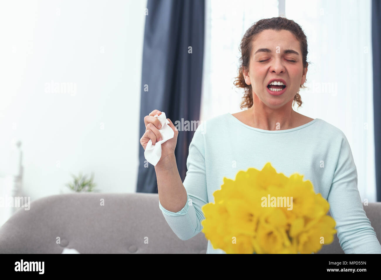 Junge Frau nicht in der Lage, draußen zu gehen mit einer schweren saisonalen Allergie Stockfoto
