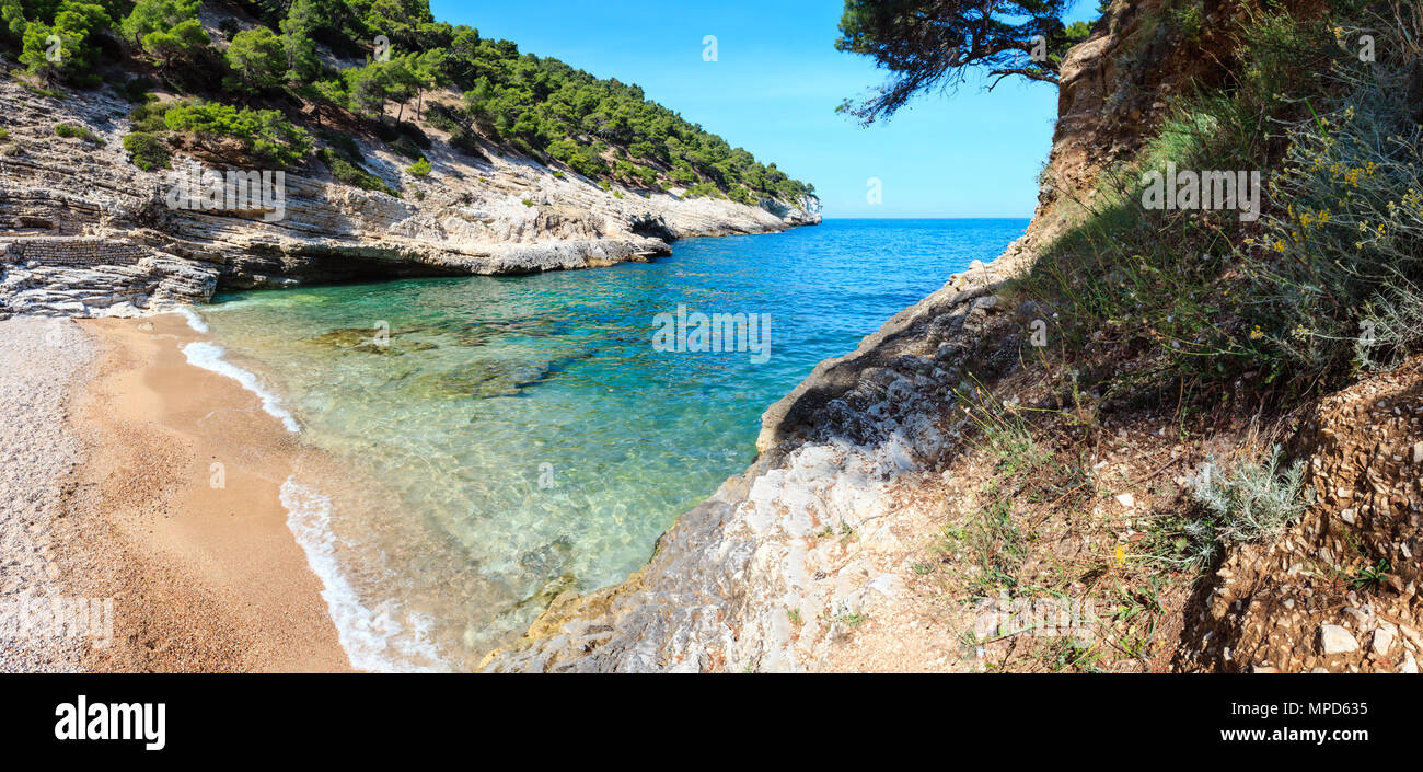 Sommer Baia della Pergola kleinen ruhigen ruhigen Strand, Halbinsel Gargano in Apulien, Italien. Zwei Schüsse stitch Panorama. Stockfoto