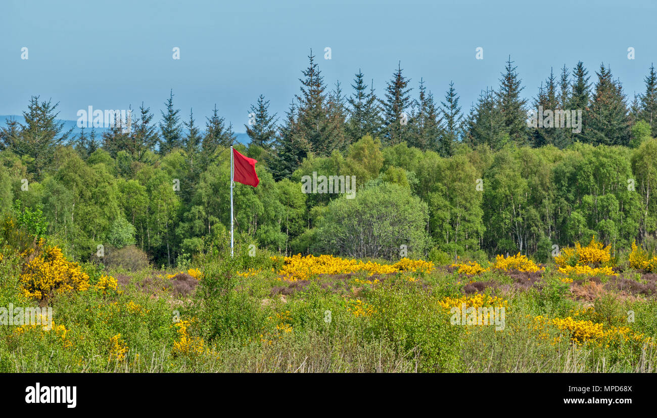 Das Schlachtfeld von Culloden ODER MOOR INVERNESS SCHOTTLAND AUSSICHT VOM RAND DES SCHLACHTFELDES TYPISCHE ROTE FLAGGE KENNZEICHNUNG DER ENGLISCHEN LINIE Stockfoto