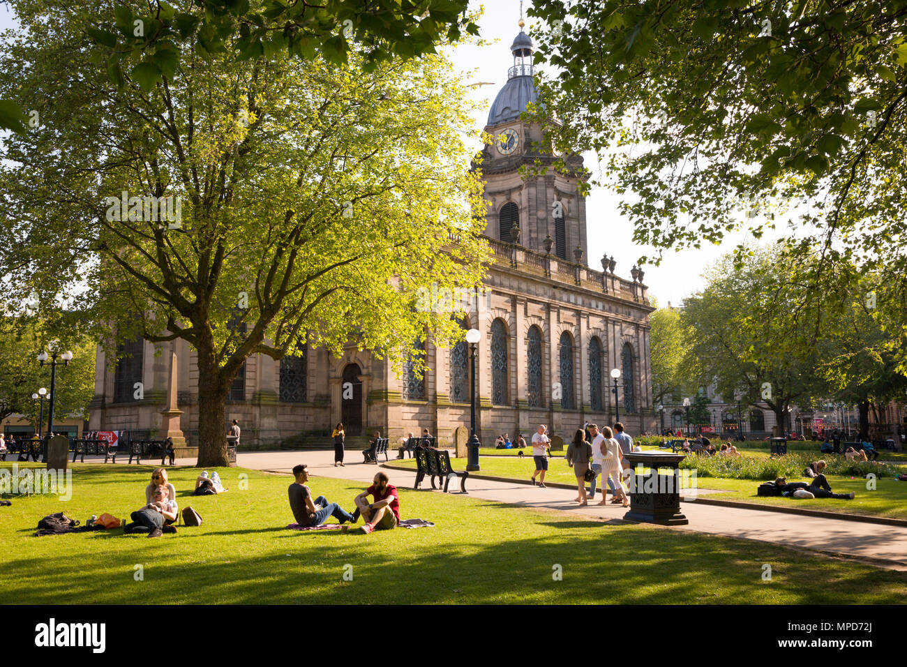 Menschen entspannen am Nachmittag, Sonnenschein, St Philips Kathedrale gründen, Birmingham, Großbritannien Stockfoto