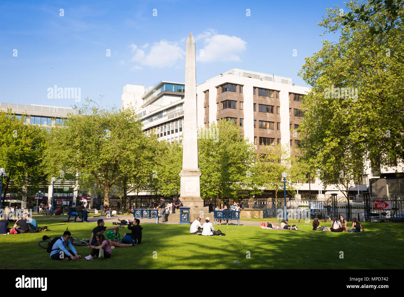 Menschen entspannen am Nachmittag, Sonnenschein, St Philips Kathedrale gründen, Birmingham, Großbritannien Stockfoto