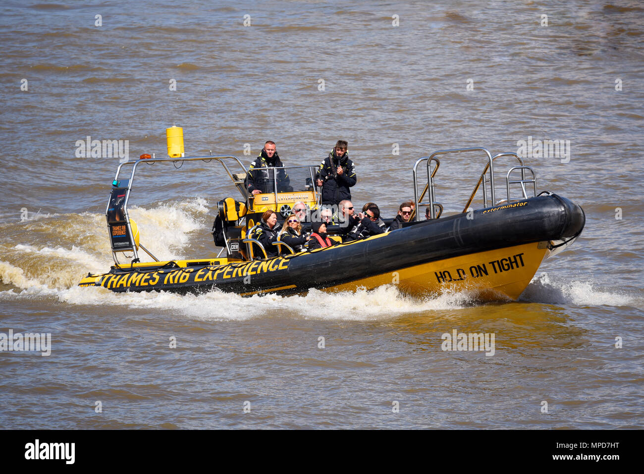 Thames Rib Experience Vergnügen Bootsfahrt. Flusstransport an der Themse, London, Großbritannien. Halten Sie sich fest. Schnellbootfahrten Stockfoto