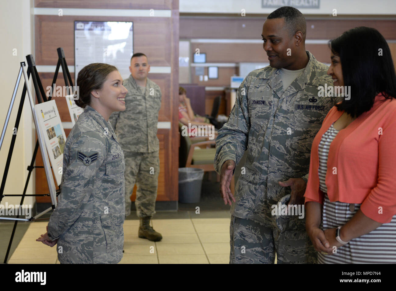 Senior Airman Carli Ziegler, Links, mit der 36 medizinischen Support Squadron, Schriftsatz Chief Master Sgt. Anthony Johnson, Pacific Air Forces Command Chief und seine Braut, auf die Unterstützung der Medizinischen Klinik bietet Feb 1, 2017 bei Andersen Air Force Base, Guam. Bei seinem Besuch, Johnson besucht mit Flieger und Soldaten über von der Basis aus erster Hand einen Einblick in ihre Mission, ihre Fähigkeiten und Ressourcen zur Verfügung zu gewinnen. (U.S. Air Force Foto von Airman 1st Class Jakob Skovo) Stockfoto