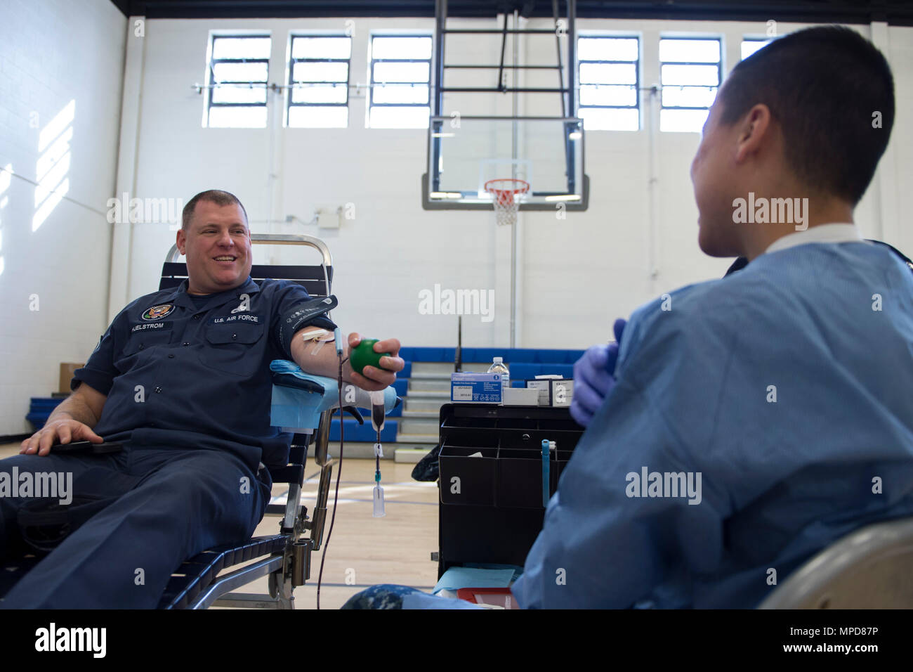 Master Sgt. Dan Hjelstrom, Presidential Airlift Group Crew Chief, spricht zu seinen Techniker während Blut während der Blutspende den Streitkräften ist Blut Bank Center auf Joint Base Andrews, Md., Feb 6, 2017. Blut erhielt von der ASBBC ist auf militärische Einrichtungen auf der ganzen Welt verschifft und in Übersee bei uns eingesetzt. (U.S. Air Force Foto von älteren Flieger Philip Bryant) Stockfoto