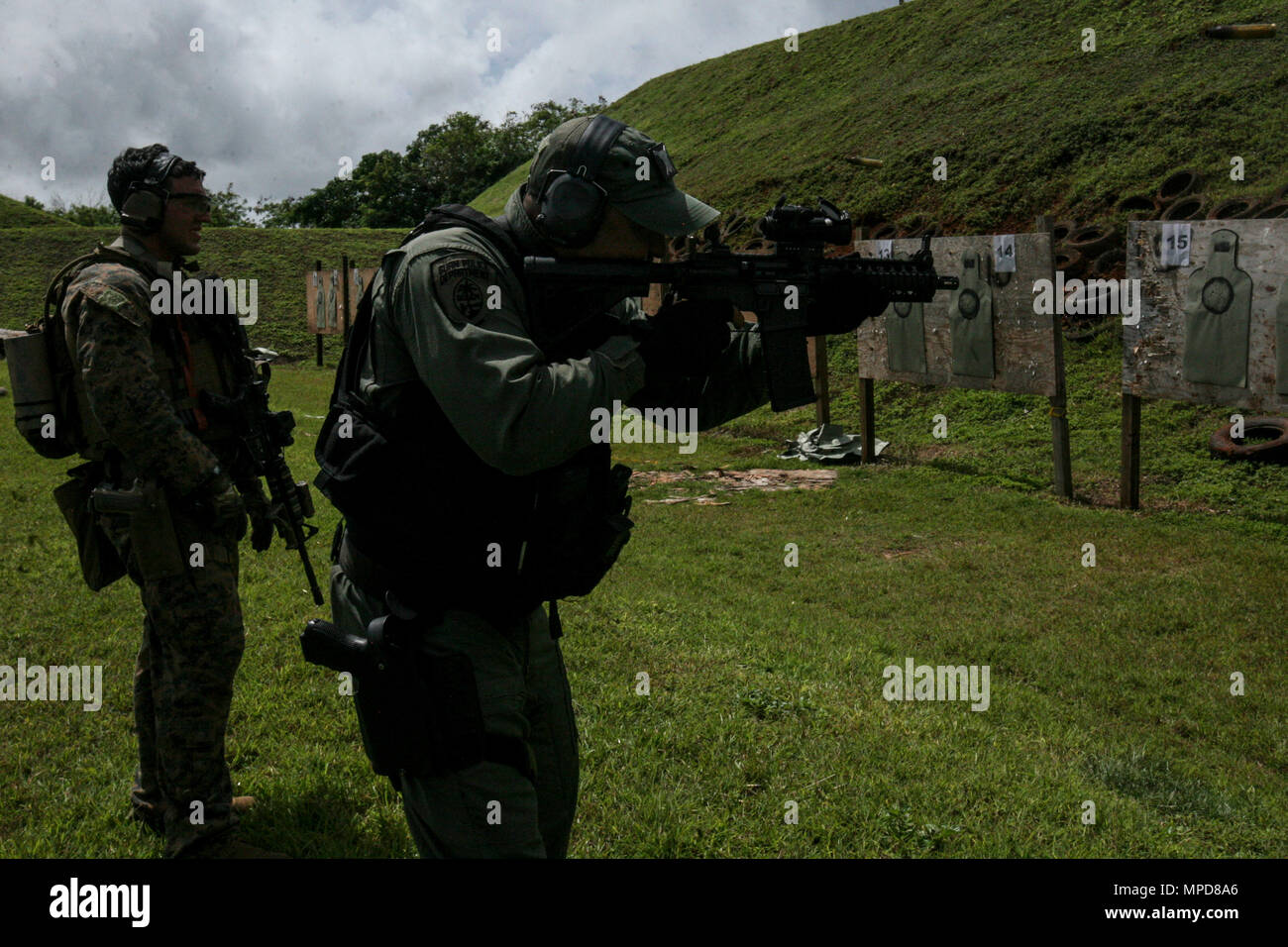 Sgt. Luis Martinez, ein aufklärer Marine, mit maritimen Raid-Kraft, 31 Marine Expeditionary Unit, führt eine Live - Feuer mit Polizisten und SWAT-Mitglieder der Guam-Police Department an der Anderson Air Force Base, Guam, Feb 7, 2017. Die MRF Marines mit dem Polizisten und SWAT-Team Mitglieder als eine Geste des guten Willens zwischen die beiden Kräfte ausgebildet. Wie das Marine Corps' nur kontinuierlich vorwärts - bereitgestellt, Luft - Boden - die 31 Marine Expeditionary Unit Logistik Team bietet eine flexible Kraft, bereit, eine breite Palette von militärischen Operationen auszuführen, von begrenzt zur Bekämpfung der Hum Stockfoto