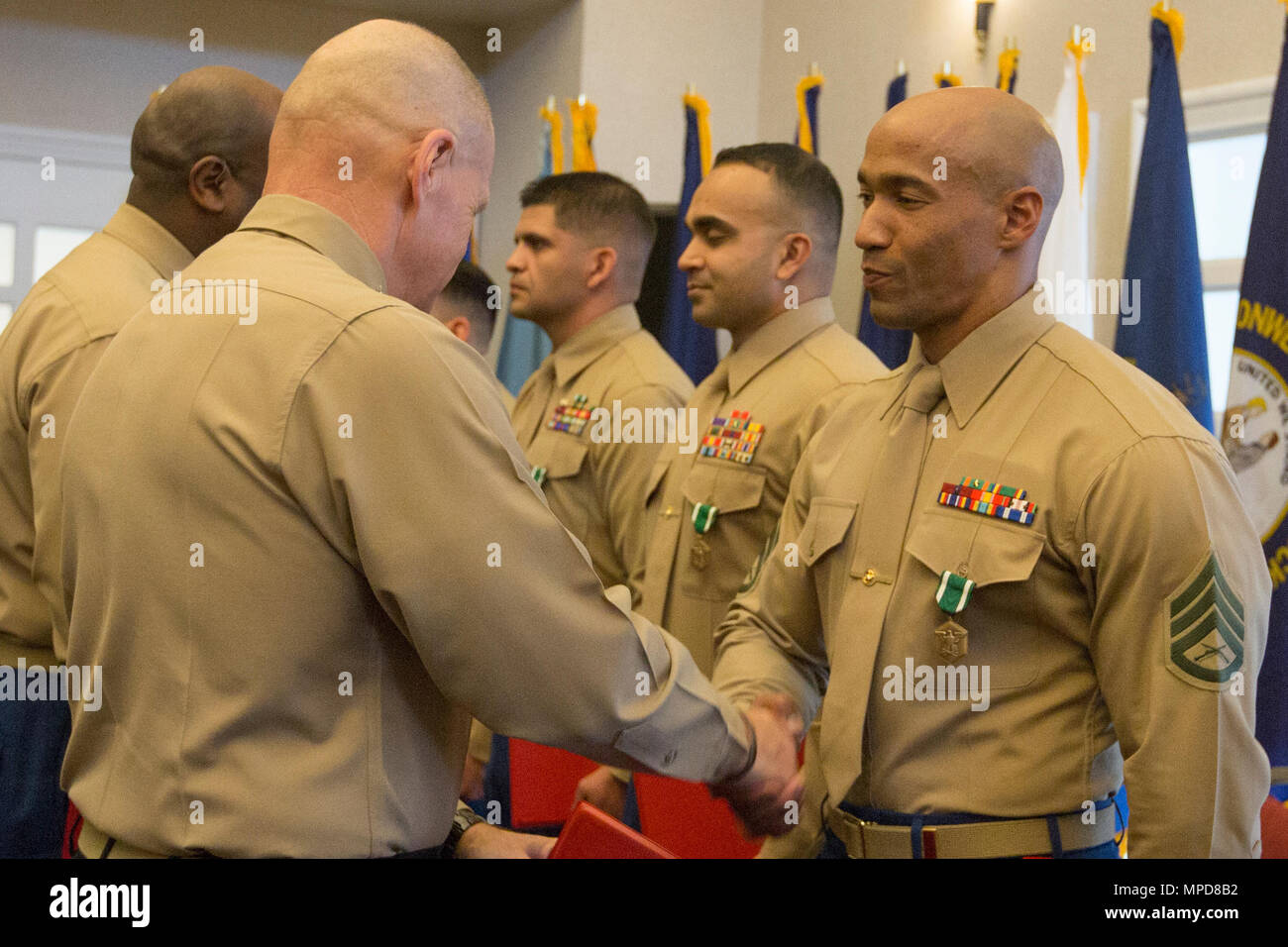 Kommandant des Marine Corps Gen. Robert B. Neller, Links, schüttelt Hände mit Staff Sgt. Crispiniano D. Curiel während der Kombinierten Preisverleihung im Marine Corps Base Quantico, Dreieck, Va., Nov. 8, 2017. Curiel war der zweite Drill Instructor des Jahres für 2016. (U.S. Marine Corps Foto von Cpl. Samantha K. Braun) Stockfoto
