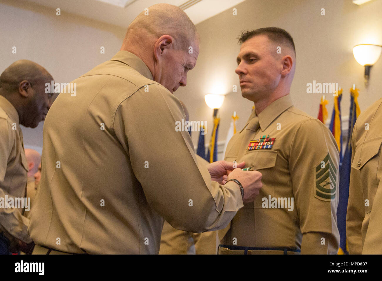 Kommandant des Marine Corps Gen. Robert B. Neller, Links, Stifte ein Navy und Marine Corps Commendation Medal auf Gunnery Sgt. Vitali I. Kholodov während der Kombinierten Preisverleihung im Marine Corps Base Quantico, Dreieck, Va., Nov. 8, 2017. Kholodov war der drill instructor des Jahres für 2016. (U.S. Marine Corps Foto von Cpl. Samantha K. Braun) Stockfoto