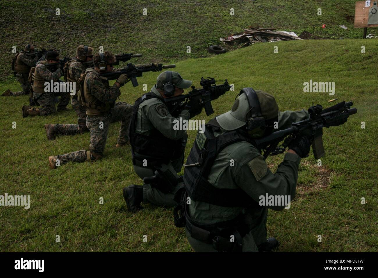 Marines mit maritimen Raid-Kraft, 31 Marine Expeditionary Unit, Feuer Waffen mit Guam Polizei Offiziere und SWAT-Team Mitglieder bei Anderson Air Force Base, Guam, Feb 7, 2017. Die MRF Marines mit dem Polizisten und SWAT-Team Mitglieder als eine Geste des guten Willens zwischen die beiden Kräfte ausgebildet. Wie das Marine Corps' nur kontinuierlich vorwärts - bereitgestellt, Luft - Boden - die 31 Marine Expeditionary Unit Logistik Team bietet eine flexible Kraft, bereit, eine breite Palette von militärischen Operationen auszuführen, von begrenzt zur Bekämpfung der humanitären Hilfsmaßnahmen, der gesamten Indo-Asia-Pac Stockfoto