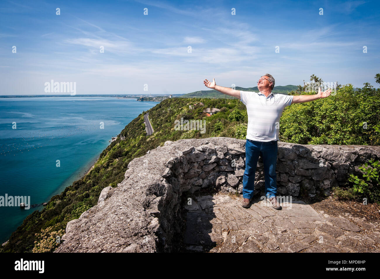 Konzeptionelle Bild mit sehr reifer Mann im Hintergrund. Glück für den Urlaub oder Reisen. Glück, endgültig ausgemustert Stockfoto