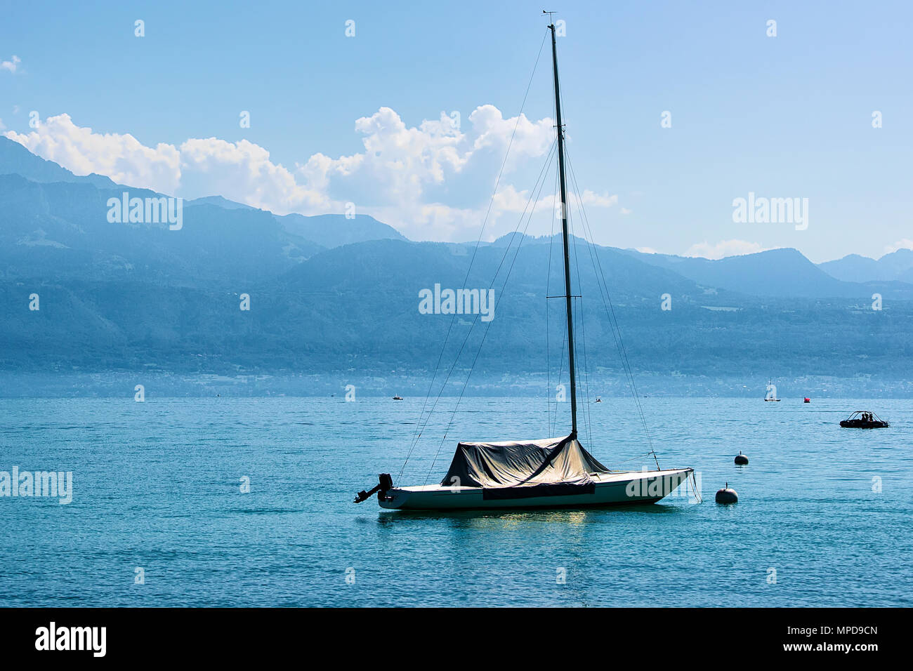 Lausanne, Schweiz - 26. August 2018: Motorboot am Genfer See in Lausanne, Schweiz. Alpen im Hintergrund Stockfoto