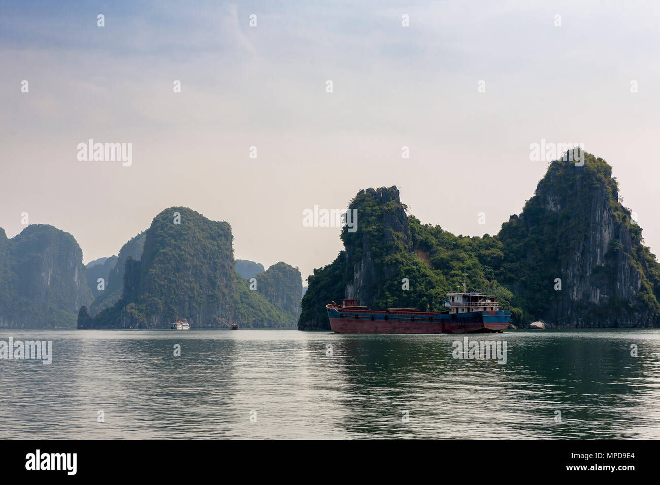 Baufällig Frachter navigiert Ha Long Bucht, nördlich der Insel Cat Ba, quảng Ninh Provinz, Vietnam Stockfoto