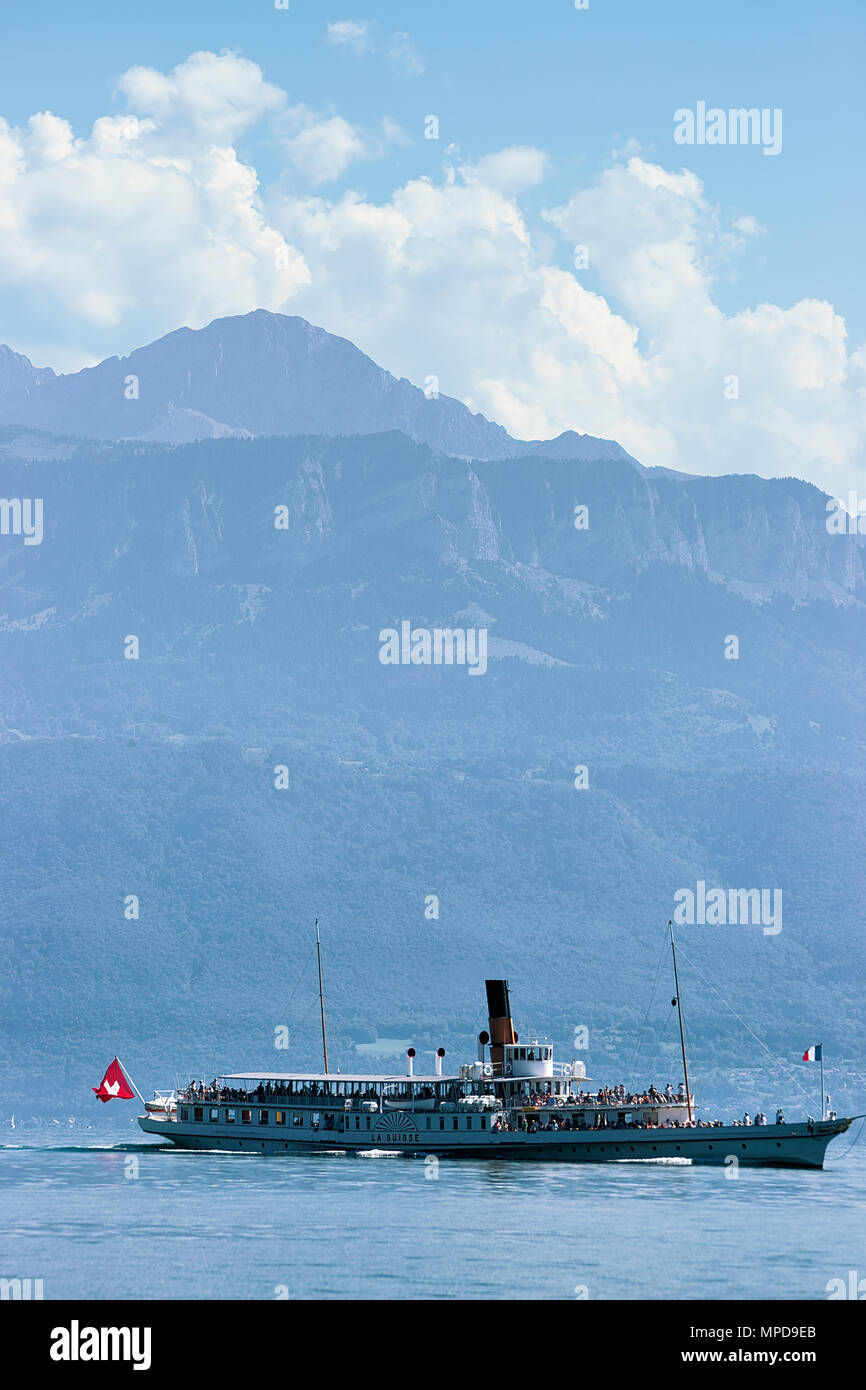 Lausanne, Schweiz - 26. August 2018: Fähre am Genfer See in Lausanne, Schweiz. Menschen auf dem Hintergrund Stockfoto
