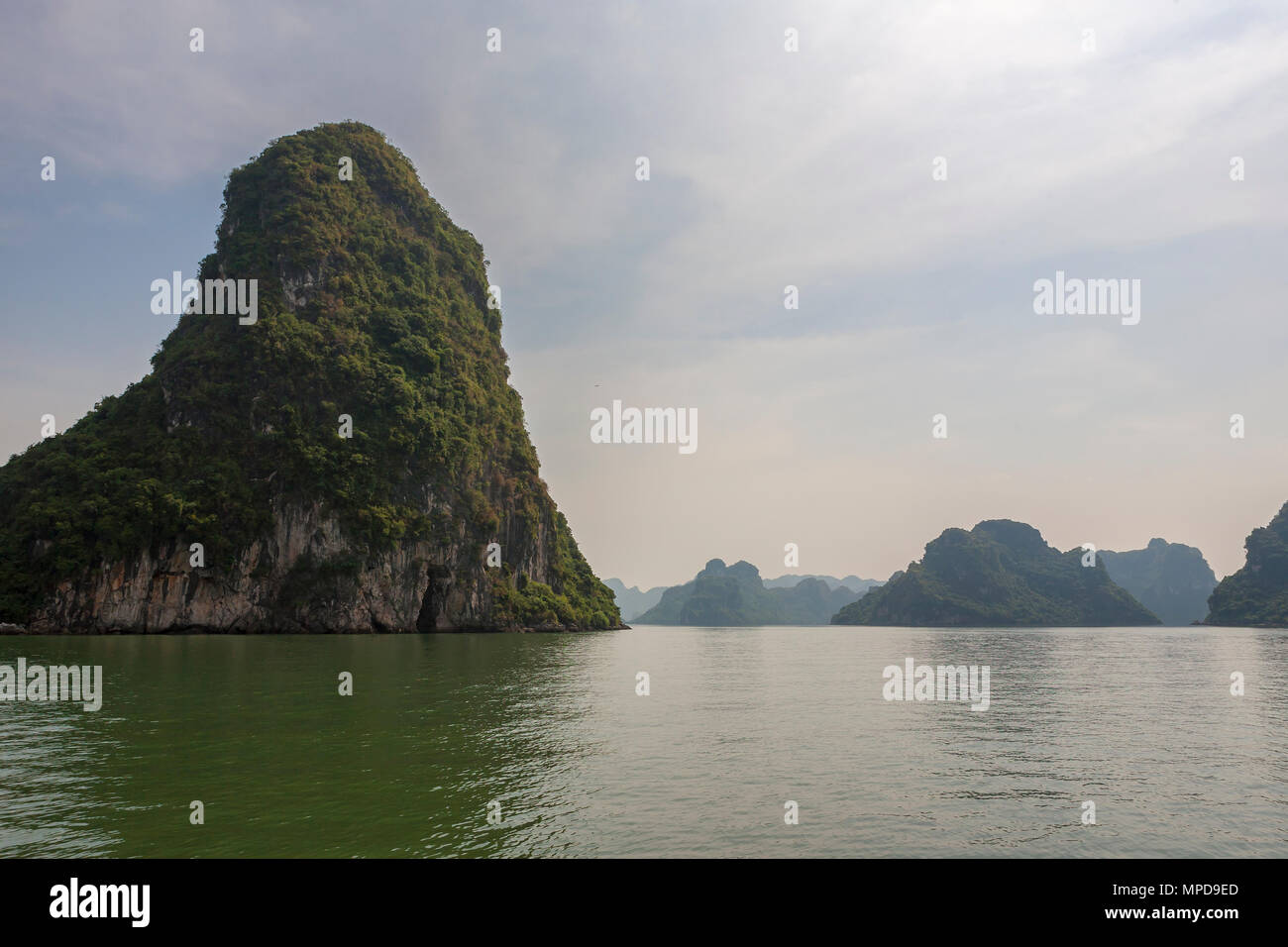 Spektakuläre Landschaften in Ha Long Bucht, nördlich der Insel Cat Ba, quảng Ninh Provinz, Vietnam Stockfoto