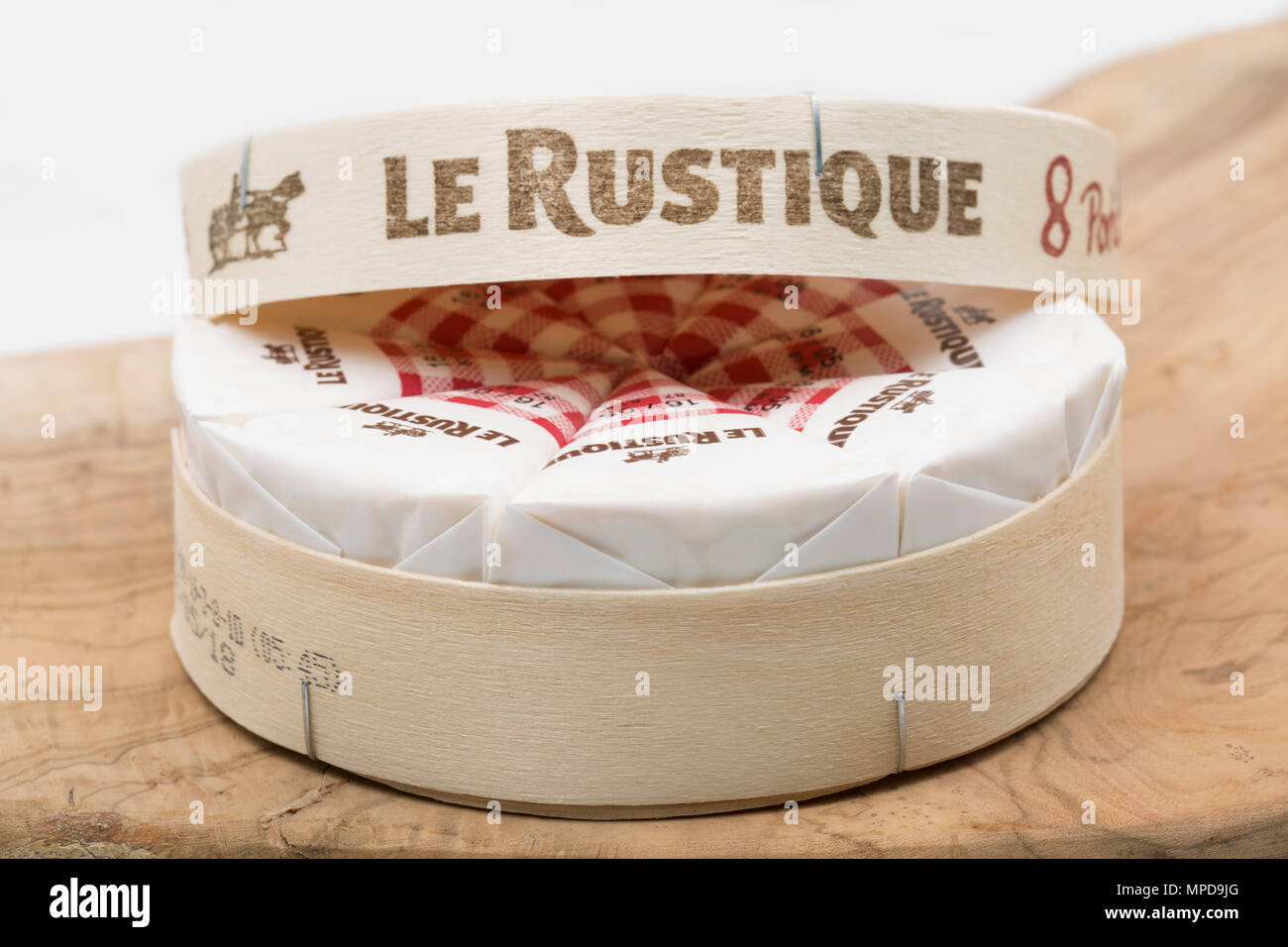 Le Rustique Camembert der Normandie Frankreich aus Kuhmilch hergestellt, aufgeteilt in acht einzeln verpackt Camembert Keile. Von einem Supermarkt in Th gekauft Stockfoto