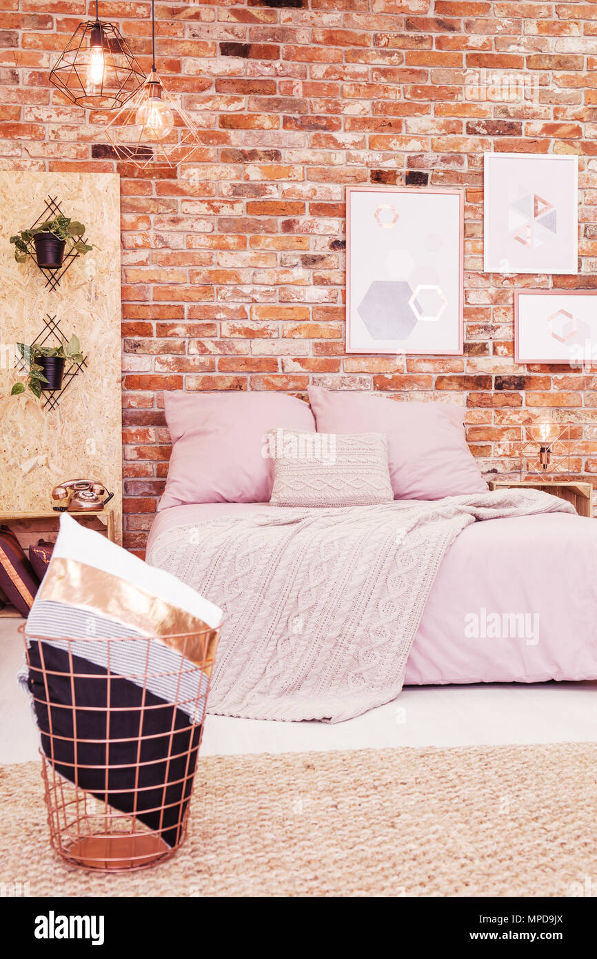 Schlafzimmer mit Doppelbett und Red brick wall Stockfoto
