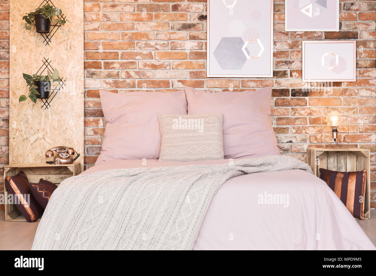Schlafzimmer mit Doppelbett und rosa Bettwäsche Stockfoto