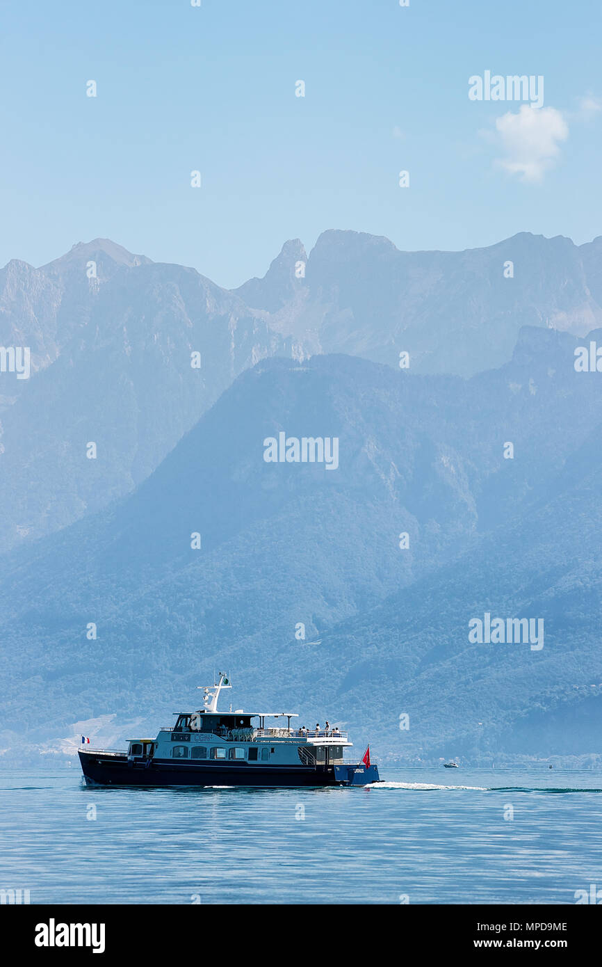 Lausanne, Schweiz - 26. August 2018: Fähre am Genfer See in Lausanne, Schweiz. Menschen auf dem Hintergrund Stockfoto