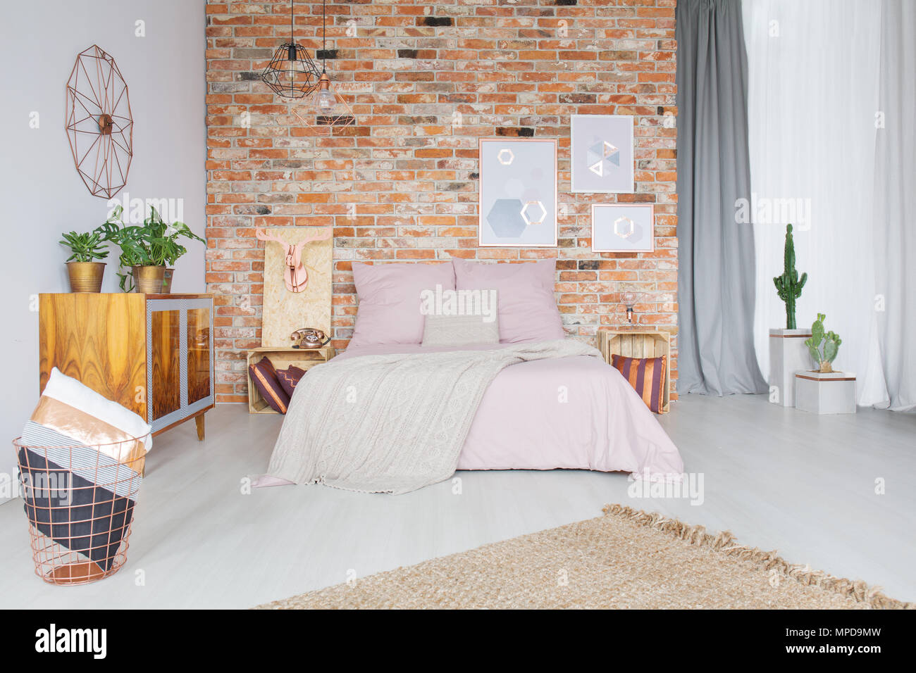 Industrielle Schlafzimmer mit Kupfer Zubehör und Wand Stockfoto