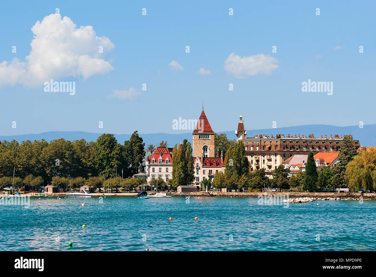 Lausanne, Schweiz - 26. August 2018: Schloss Ouchy und dem Genfer See Quay in Lausanne in der Schweiz. Menschen auf dem Hintergrund Stockfoto