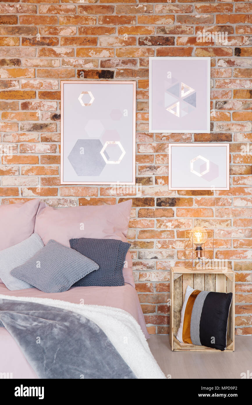 Trendy Schlafzimmer mit Kiste Nachttisch und Wanddekoration Stockfoto