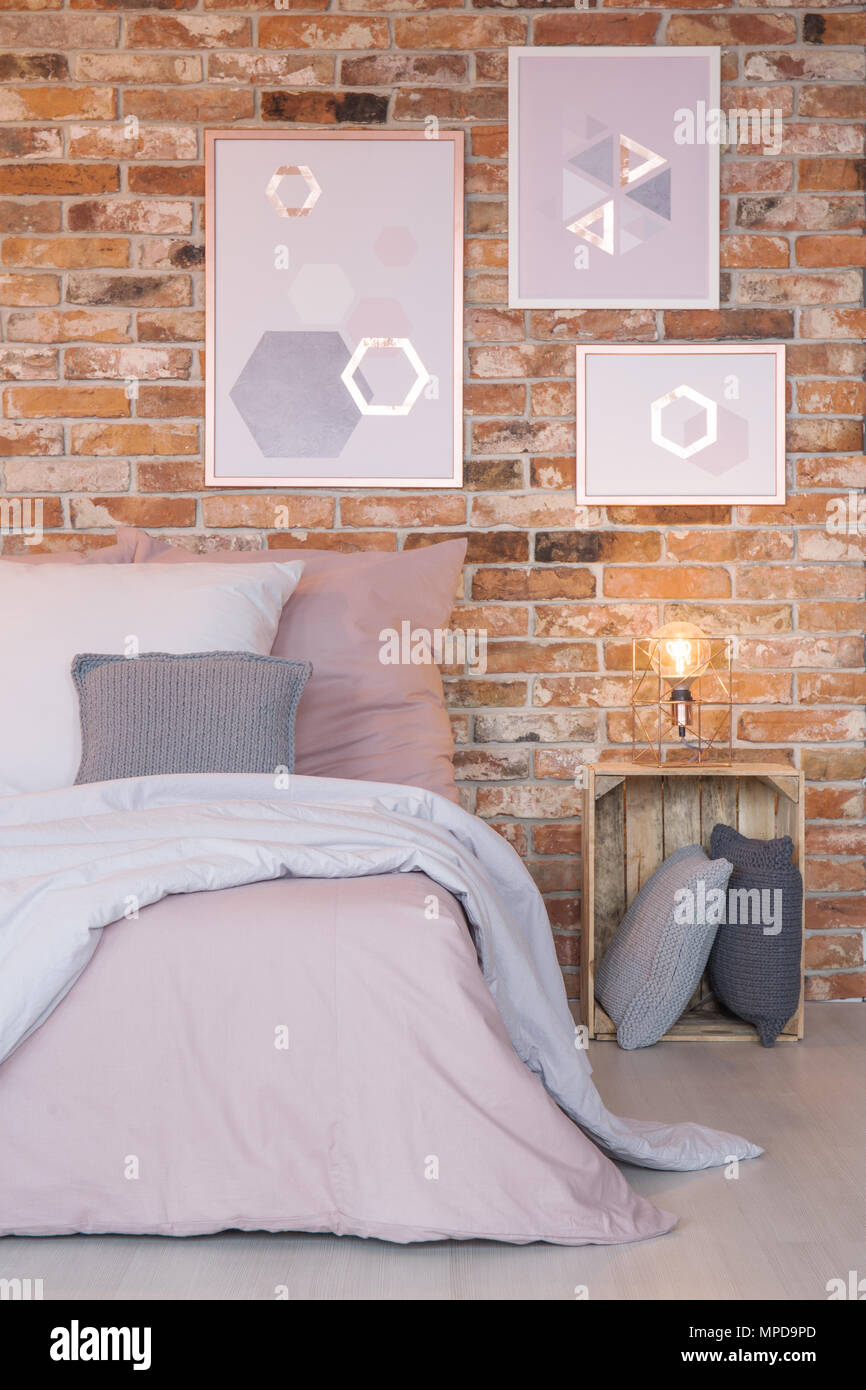 Schlafzimmer mit moderner Wand Dekoration, das Bett und die kiste Nachttisch Stockfoto