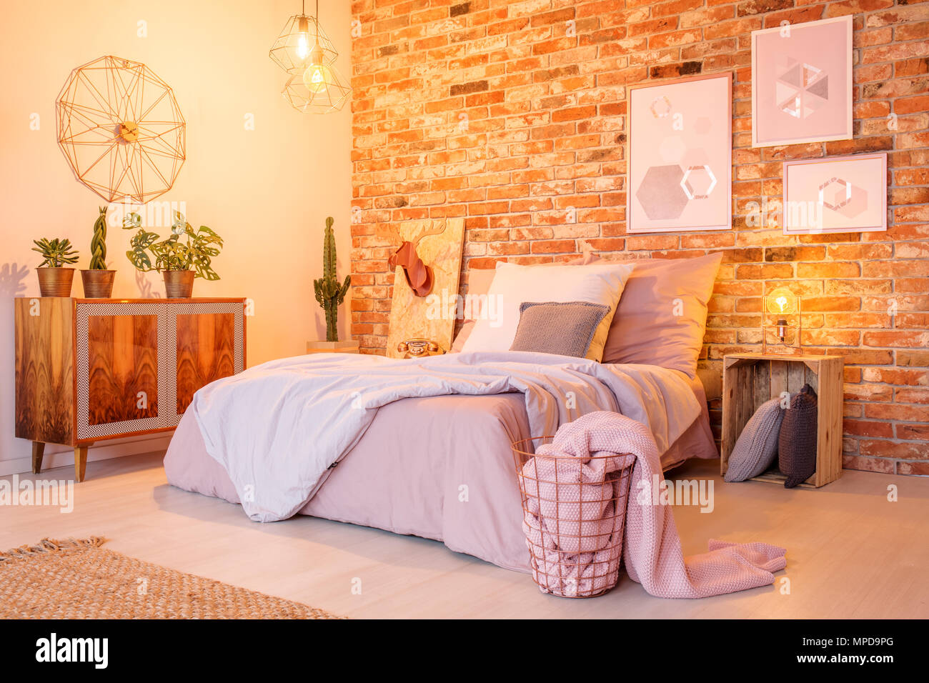 Warme Schlafzimmer mit Mauer, Doppelbett und holz kommode Stockfoto
