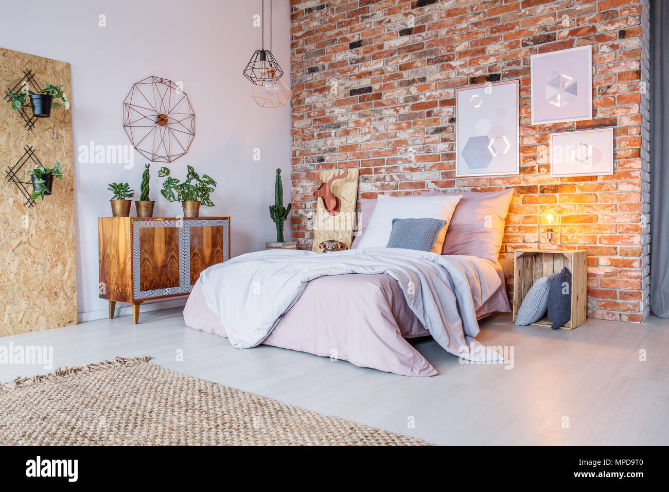 Das helle Schlafzimmer mit Doppelbett, Wand und Decke Stockfoto