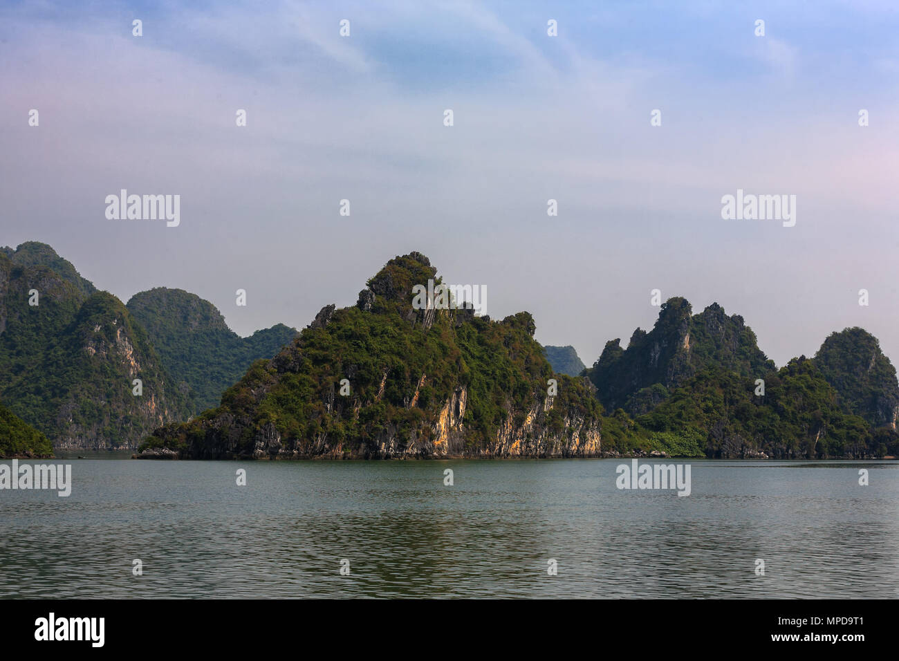 Spektakuläre karstige Landschaft in Ha Long Bay, in der Nähe von hòn Bồng, quảng Ninh Provinz, Vietnam Stockfoto