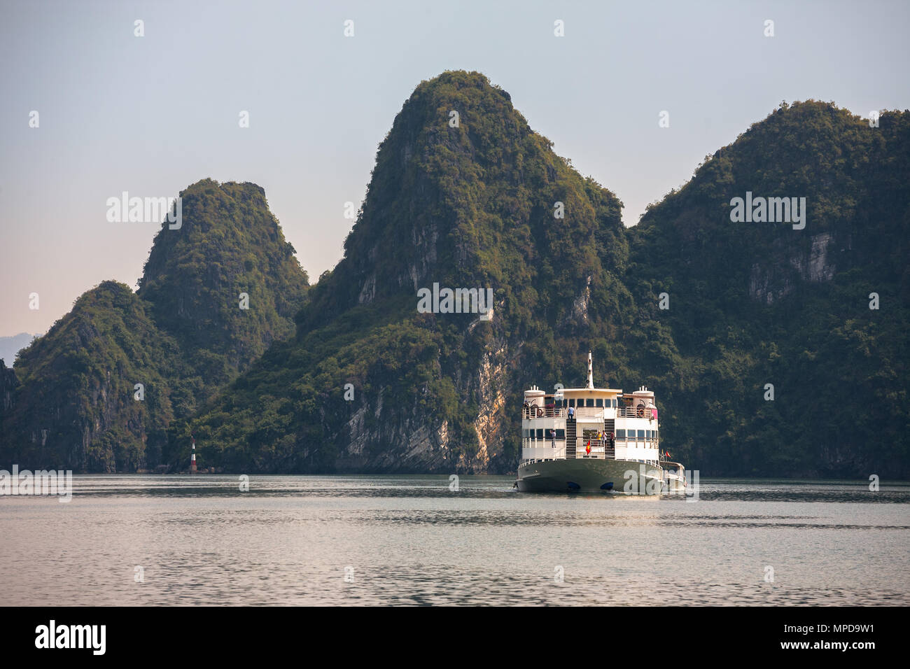 Kreuzfahrtschiff navigiert den Kanal nördlich von Cat Ba Island, Ha Long Bay, Provinz Quang Ninh, Viet Nam Stockfoto