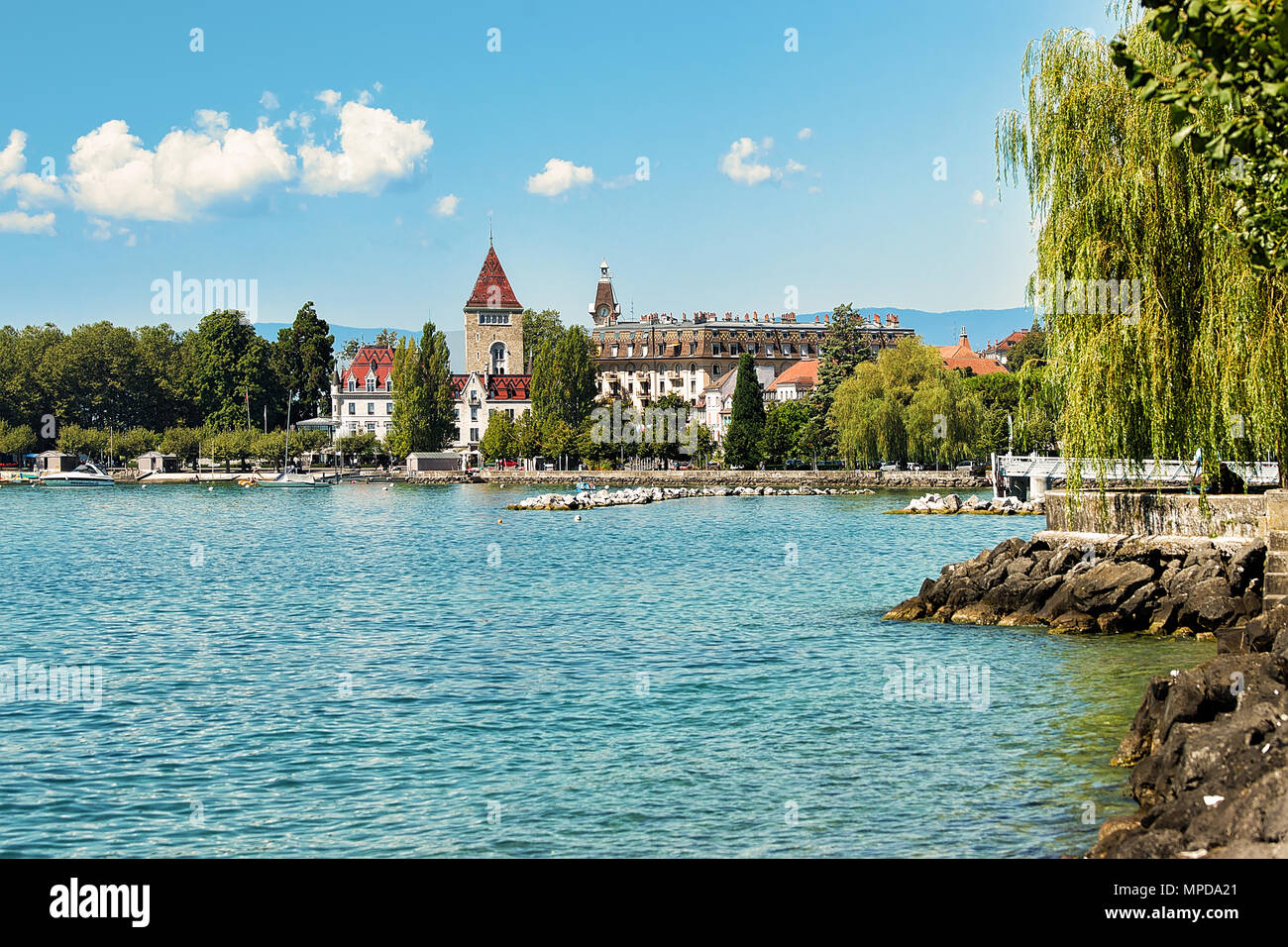 Lausanne, Schweiz - 26. August 2018: Schloss Ouchy am Genfer See Promenade, Lausanne, Schweiz. Menschen auf dem Hintergrund Stockfoto
