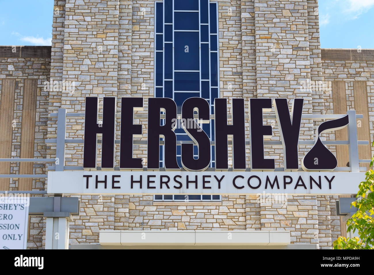 Hershey, PA, USA - 21. Mai 2018: Eingang der Hershey Company Chocolate Factory in der Innenstadt von Hershey. Stockfoto