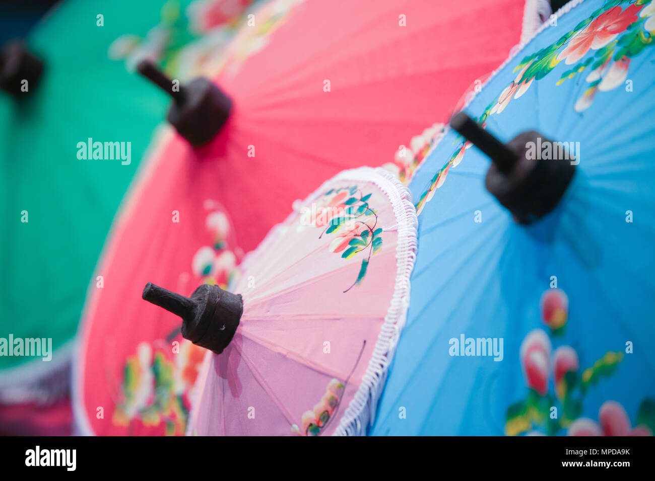 Bunt bemalte Regenschirm. Stockfoto