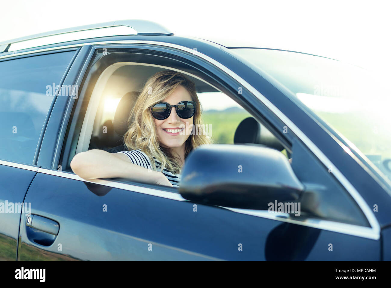 Attraktive Blondine im Auto. Stockfoto