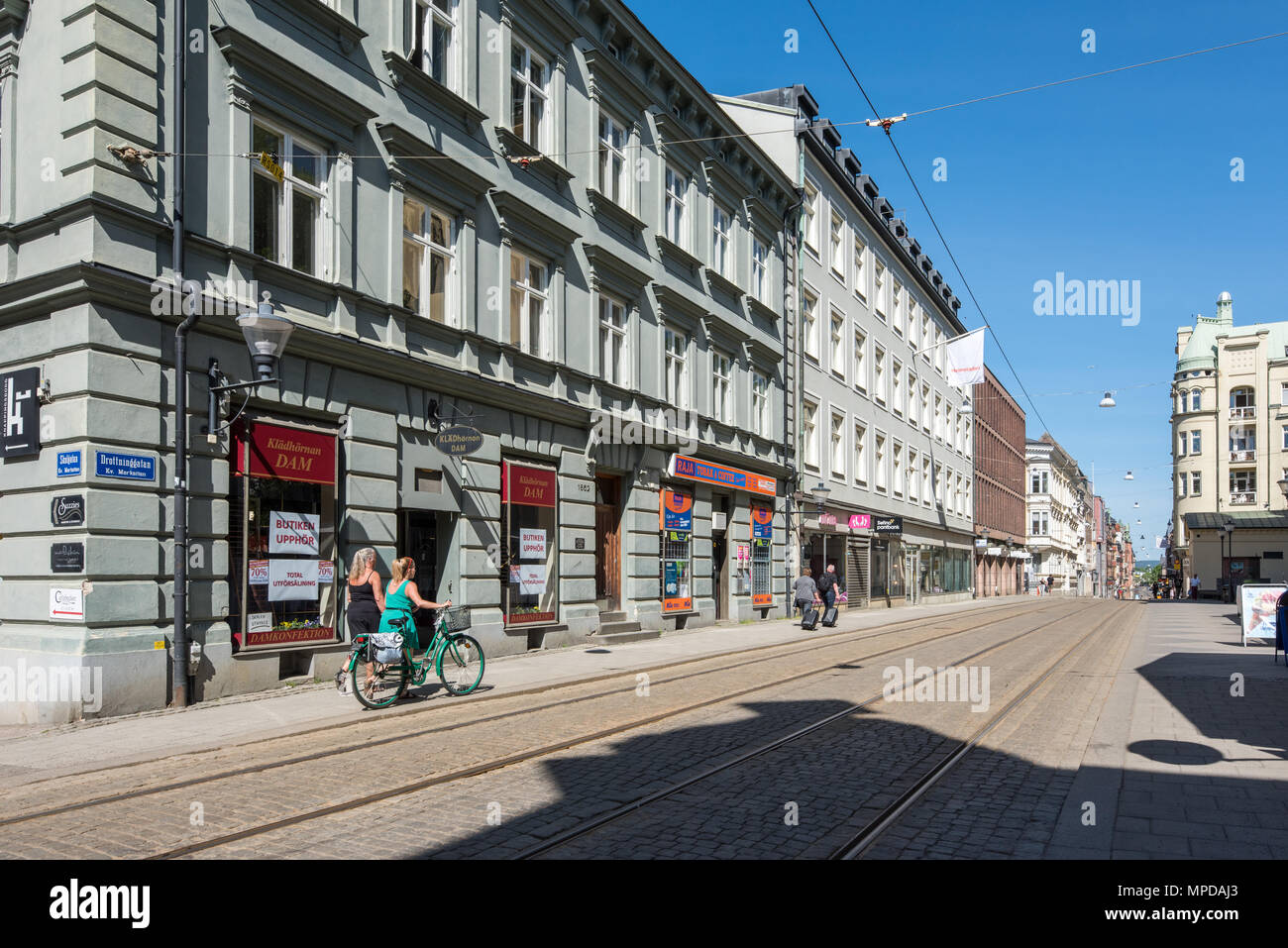 Stadtzentrum von Norrköping und Hauptstraße Drottninggatan in einer ruhigen Sonntag Morgen. Norrköping ist eine historische Stadt. Stockfoto