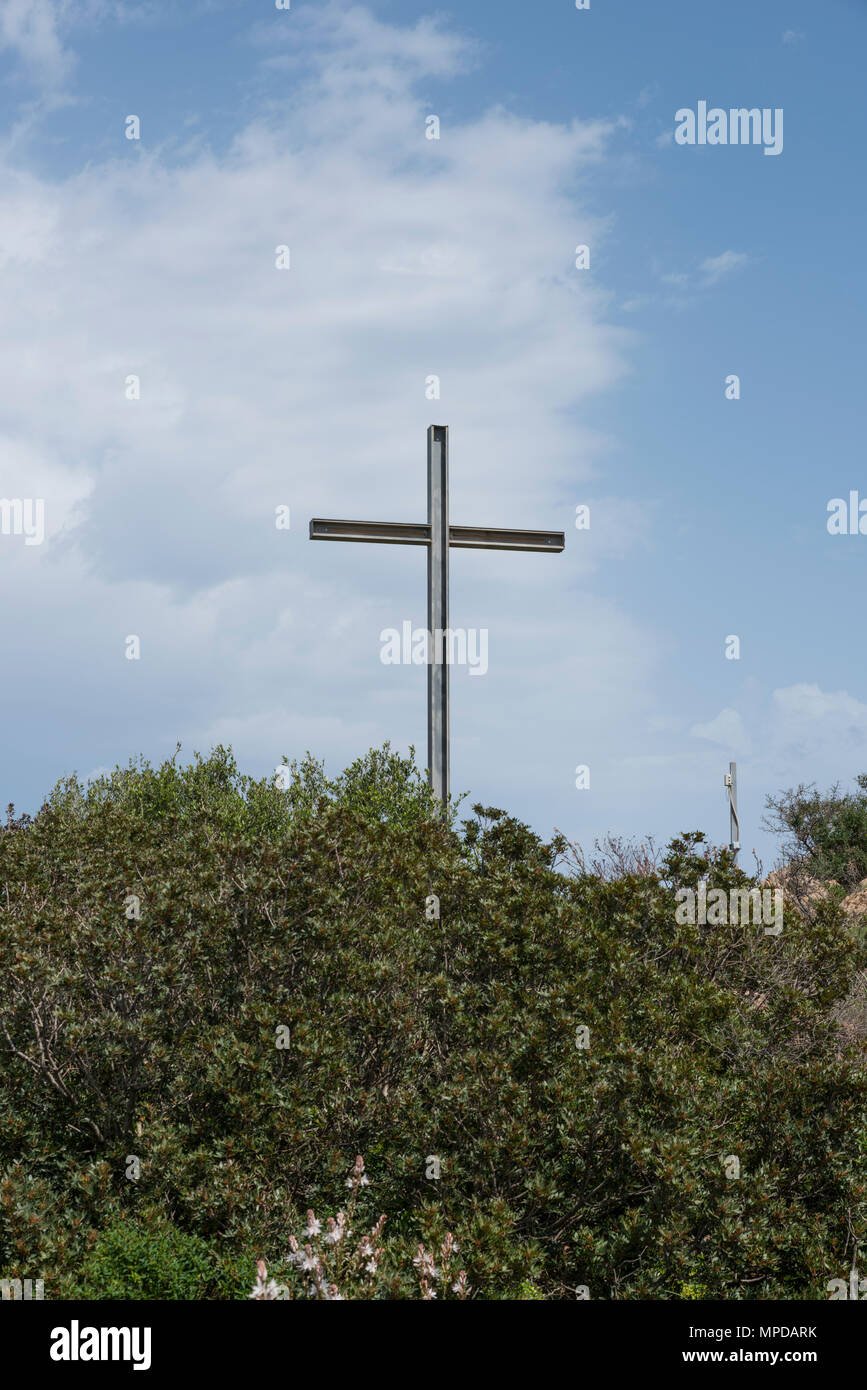 Metall Kreuz auf einem Hügel in Sardinien Stockfoto